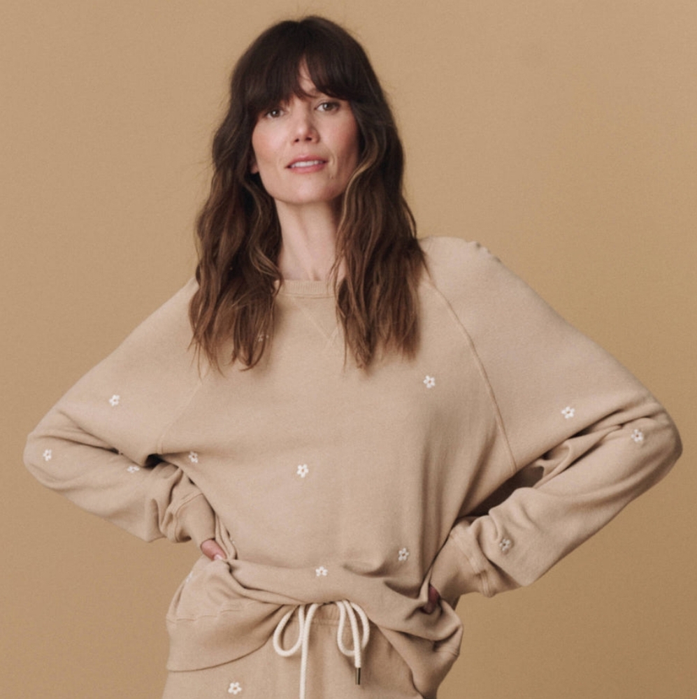 The Great Slouch Sweatshirt - Embroidered Daisy Khaki